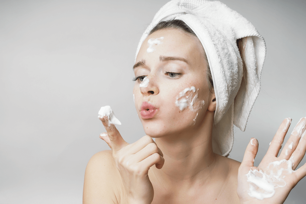 Quy trình chăm sóc da dầu đơn giản luôn có bước làm sạch da.