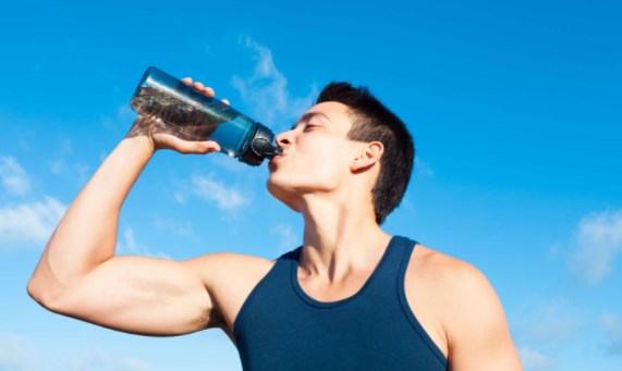 Cách giảm cân cho nam thì cần uống đủ nước.
