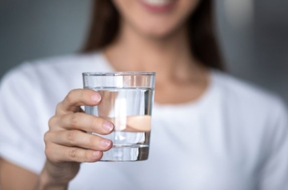 Cách giảm cân nhanh tại nhà cho nữ là uống đủ nước.