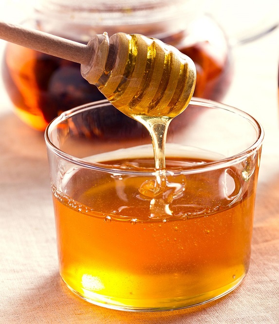 Cách trị mụn bằng mật ong hiệu quả nhờ làm dịu vết sưng tấy do mụn.