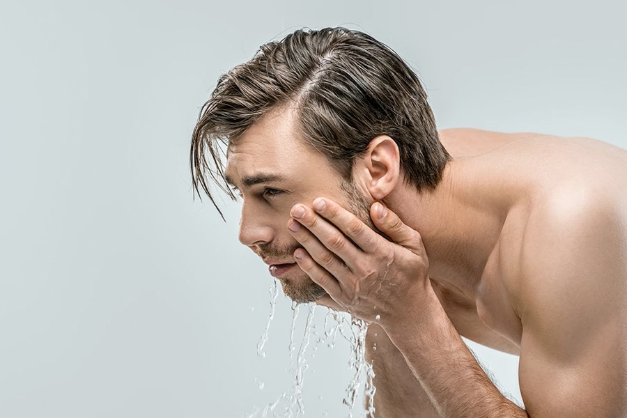 Chăm sóc da dầu cho nam đơn giản luôn có bước làm sạch.