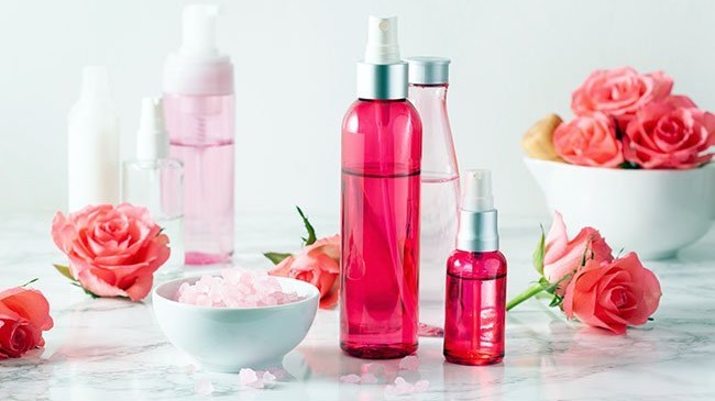 Da mụn có nên dùng nước hoa hồng hay không?