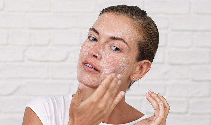 Da mụn có nên tẩy tế bào chết hay không?