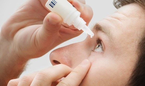 Cách trị mụn lẹo ở mắt nhanh nhất là dùng thuốc nhỏ mắt.