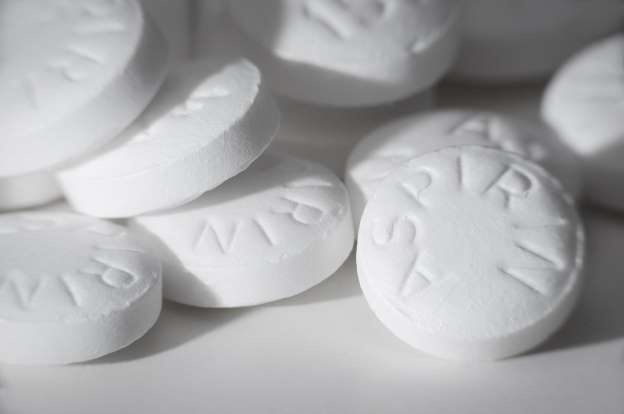 Cách trị mụn mới mọc hay là dùng aspirin nghiền.