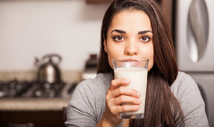 Uống sữa buổi tối có béo không là vấn đề khiến nhiều người hoang mang.