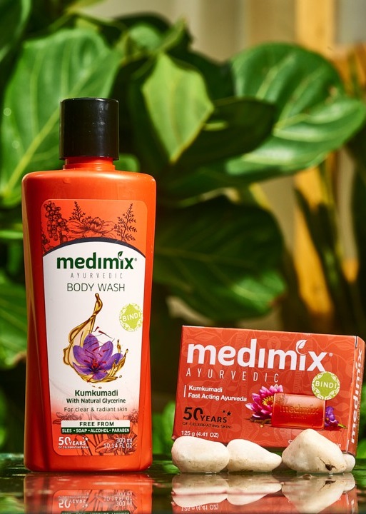 Sữa tắm Medimix chai màu đỏ giúp làm sạch và ngăn lão hóa da.