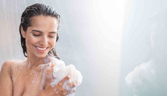 Sữa tắm Medimix rất dễ sử dụng và mang lại hiệu quả làm sạch cao, ngăn ngừa và trị mụn lưng.
