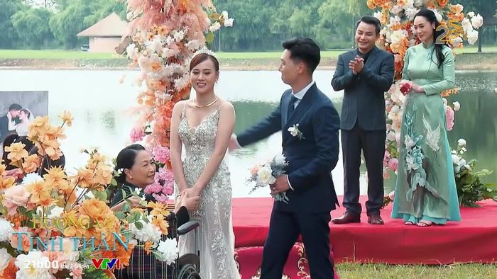 Cảnh đám cưới trong phim Việt Hương Vị Tình Thân có phần kém hoàn hảo bởi thời tiết nóng bức khiến tóc cô dâu bị bết.