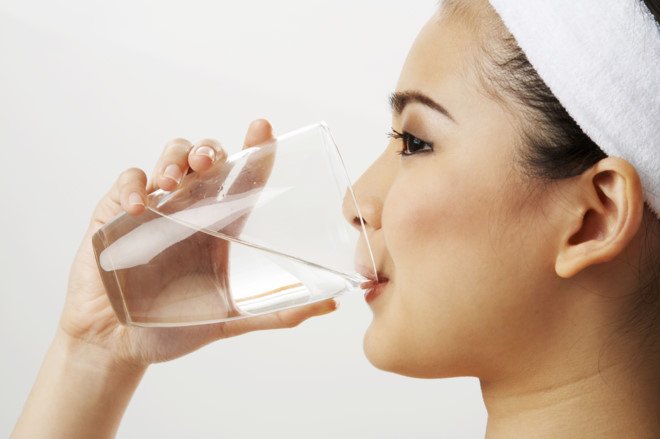 Uống đủ nước giúp cơ thể khỏe mạnh.