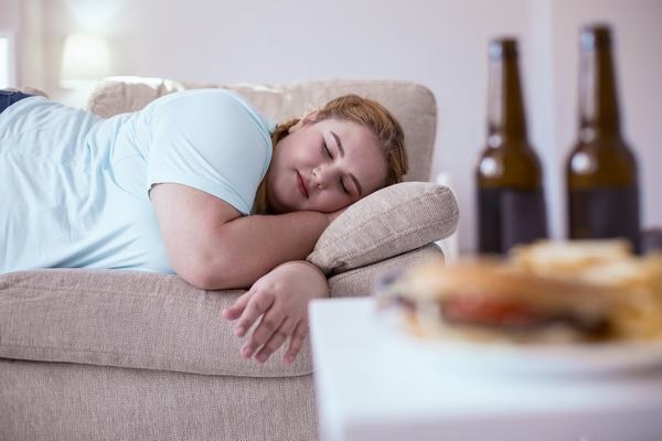 Ngủ nhiều có thể gây tăng cân.