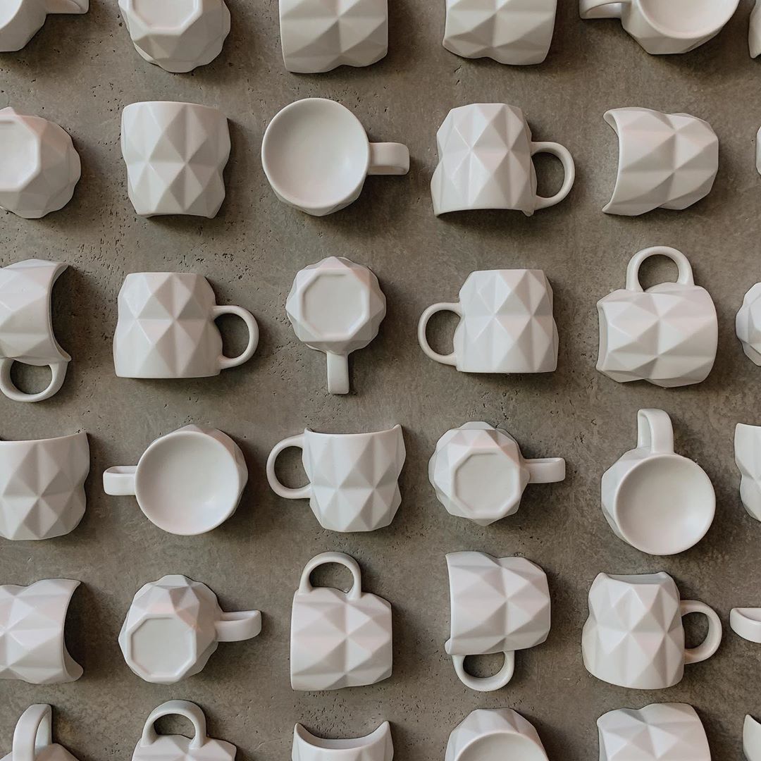 Hơn 2.300 tách trà được treo trên bức tường lớn ở tầng 2. Ảnh: Internet.