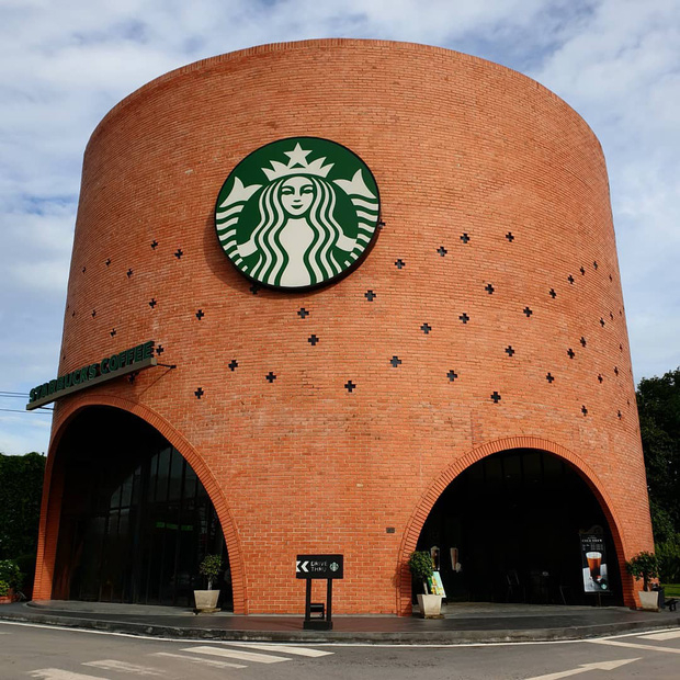 Thiết kế của cửa hàng cà phê Starbucks tuy đơn giản nhưng vô cùng độc đáo. Ảnh: Internet.