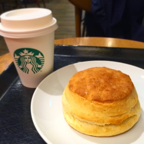Món Buttermilk Biscuits tuy phổ biến nhưng hương vị tại Starbucks lại khác biệt. Ảnh: Internet.