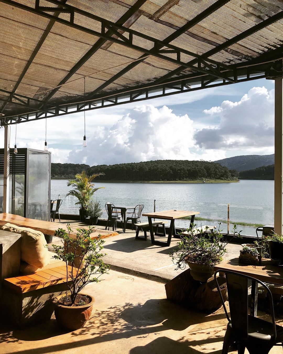 View quán cà phê nhìn ra hồ Tuyền Lâm. Ảnh: @theseenhouse
