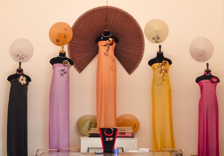 Bộ sưu tập áo dài Việt Nam trong khu trưng bày. Ảnh: Vntrip