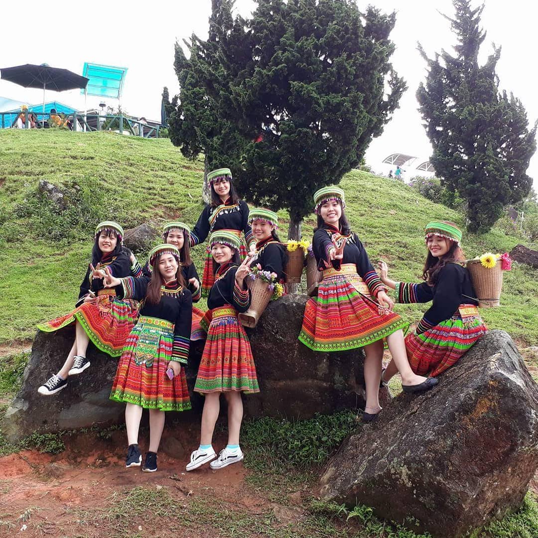 Những bộ váy rực rỡ trên ngọn núi LangBiang. Ảnh: @hoatranglangbiang