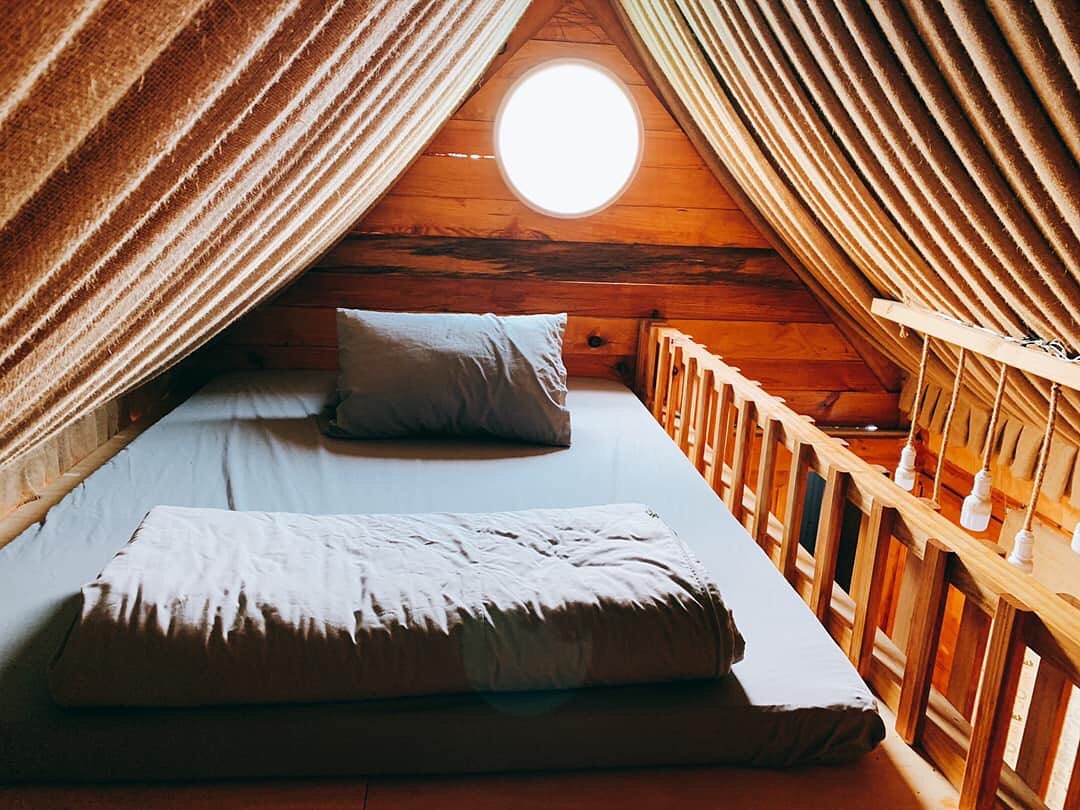 Căn phòng ngủ bé nhỏ nơi tầng áp mái. Ảnh: @utopia_homestay_dalat