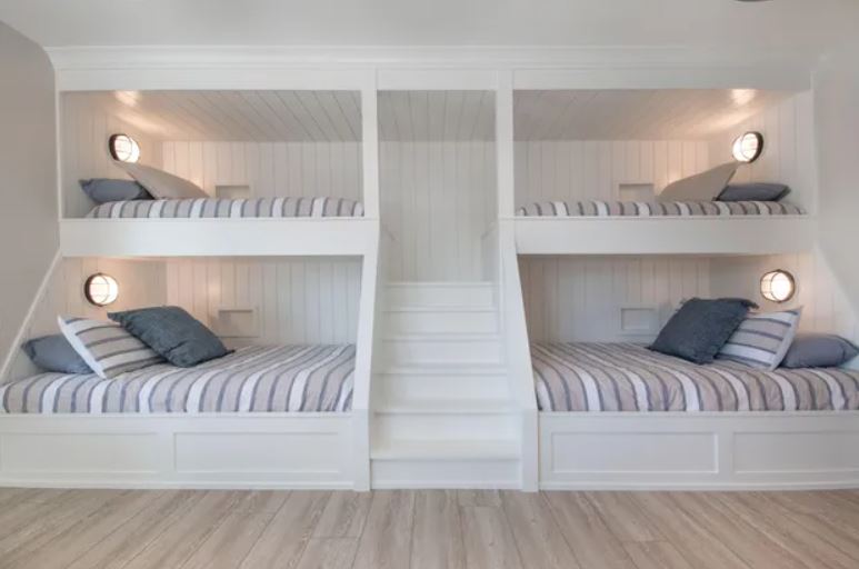 Thiết kế giường sát tường tiết kiệm diện tích. Ảnh: sherwoodcustomhomes.com