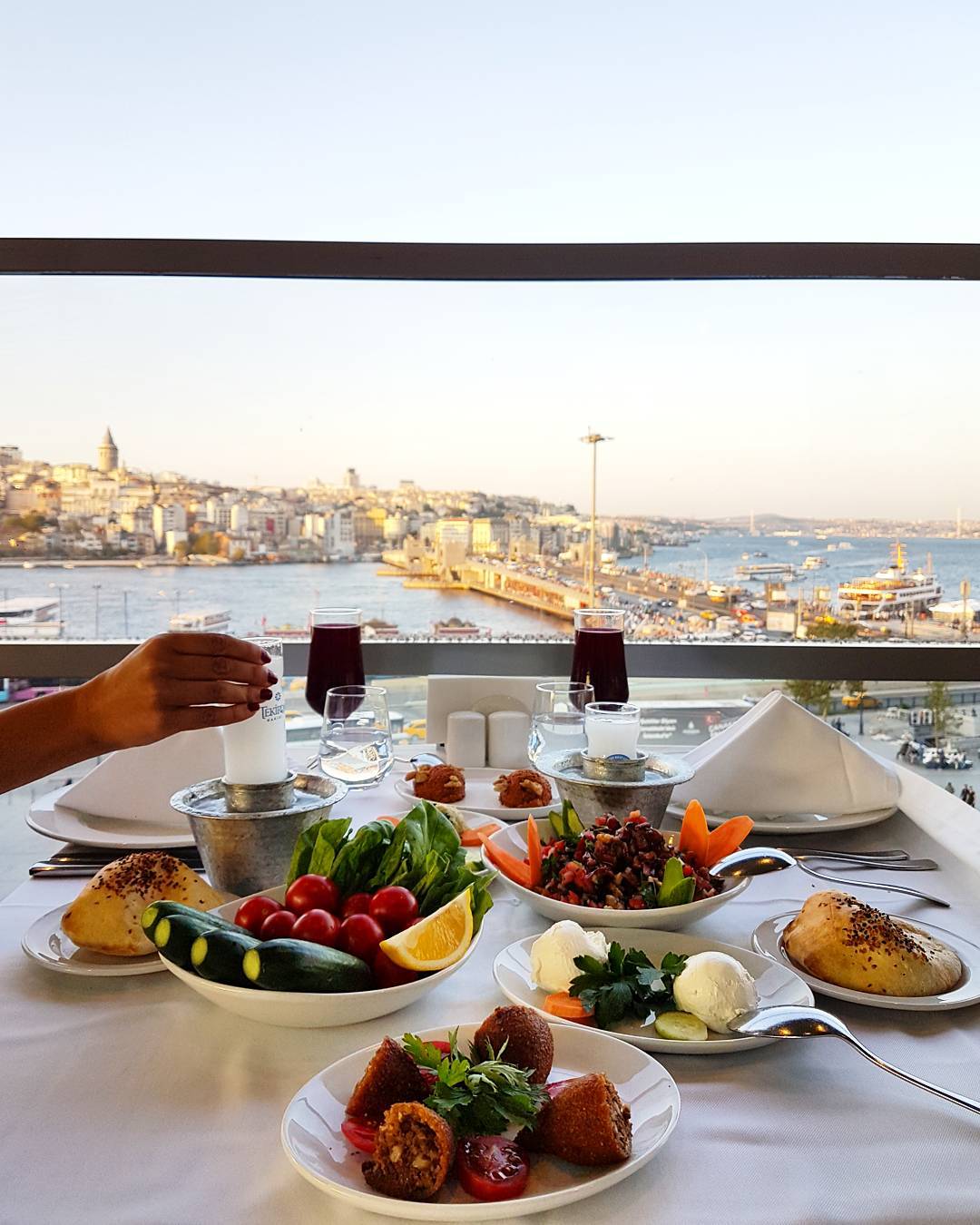 Завтрак в стамбуле недорого. Hamdi Restaurant Стамбул ресторан. Софитель Стамбул. Завтрак в Стамбуле. Завтрак в отеле.