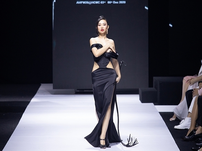 Hoa hậu thế giới người Việt tại Pháp bất cẩn lộ ngực ở sàn diễn thời trang
