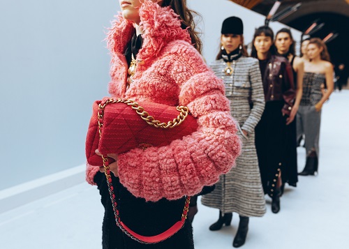 Những thiết kế áo khoác đặc trưng của Chanel vẫn xuất hiện trong BST mới