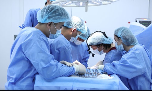 Chị Huê đã trải qua 2 cuộc phẫu thuật để hoàn thiện ngoại hình hơn