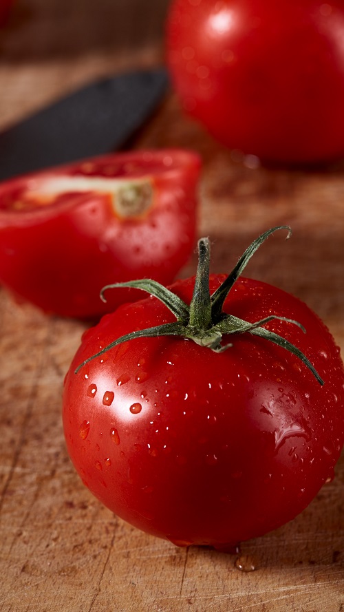 Cà chua có tác dụng thu nhỏ lỗ chân lông và điều tiết tuyến bã nhờn