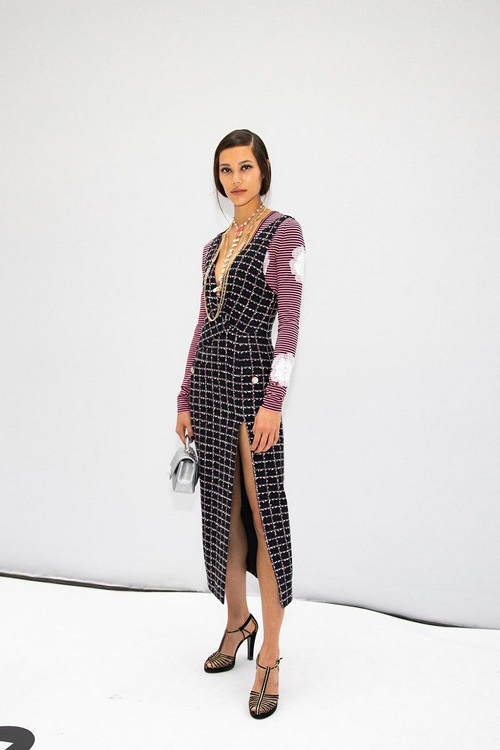 Với chiều cao 1,76m và tỷ lệ cơ thể hoàn hảo, cô dễ dàng chinh phục mẫu vày vải tweed của Chanel