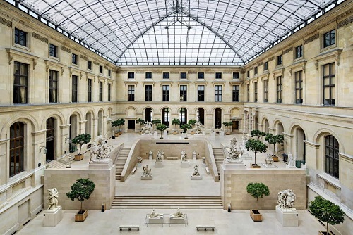 Museé de Louvre là địa điểm tổ chức thường niên của Louis Vuitton