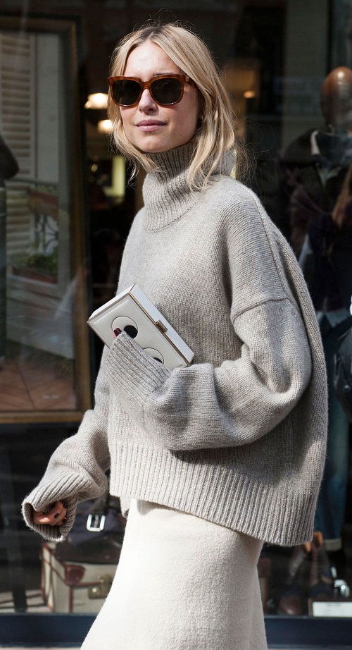 Combo áo len kết hợp cùng chân váy bó sát là một cách mix and match khá phổ biến của các Parisian Chic