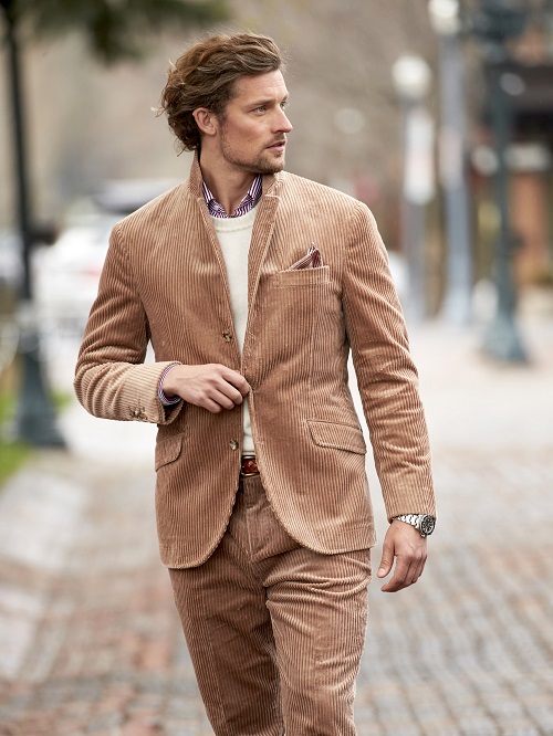 Với chất liệu vải nhung, hãy hướng đến sự cổ điển nhưng mang hơi hướng hiện đại.  Một chiếc blazer trễ vai mềm mại và quần âu dáng suông sẽ là lựa chọn hợp lý.