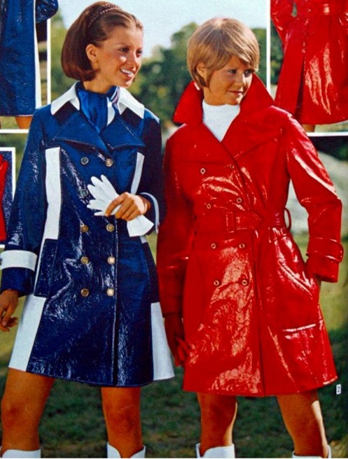 Không khó để bắt gặp những bộ trang phục bằng nhựa hơi lòe loẹt vào những năm 60s