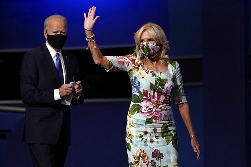 Bộ váy hoa và khẩu trang của D&G có lẽ là trang phục đắt giá nhất của bà Jill Biden