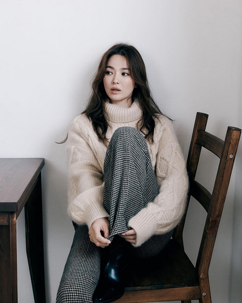 Trong những ngày lạnh hơn thì áo len cổ lọ, quần loe và chelsea boots là combo vừa nhanh vừa đẹp. Trong ảnh này, Song Hye Kyo diện áo len màu be và quần umi co giãn họa tiết răng sói li ti - đơn giản, ấm áp nhưng vô cùng đẹp mắt