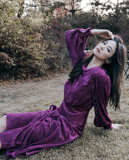 Nếu khéo léo lựa chọn, chất liệu nhung sẽ không thể khiến bạn già đi. Trong ảnh, Song Hye-Kyo mặc váy nhung tăm màu tím cà tay bồng... cực kì xinh đẹp và khí chất