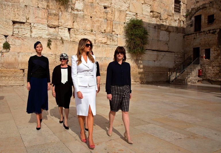 Khi xuất hiện tại bức tường Jerusalem, bà Melania diện một bộ suit trắng từ thương hiệu Michael Kors