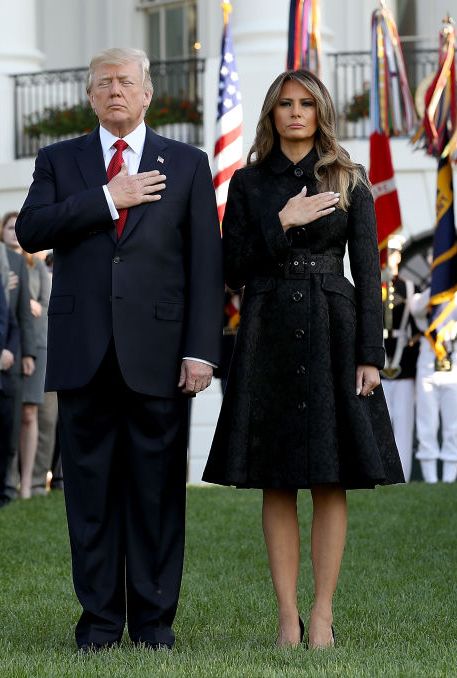 Trong buổi lễ kỷ niệm vụ 11/9, bà Trump diện một chiếc đầm dạng vest bằng vải gấm kết hợp cùng đôi giày cao gót màu đen