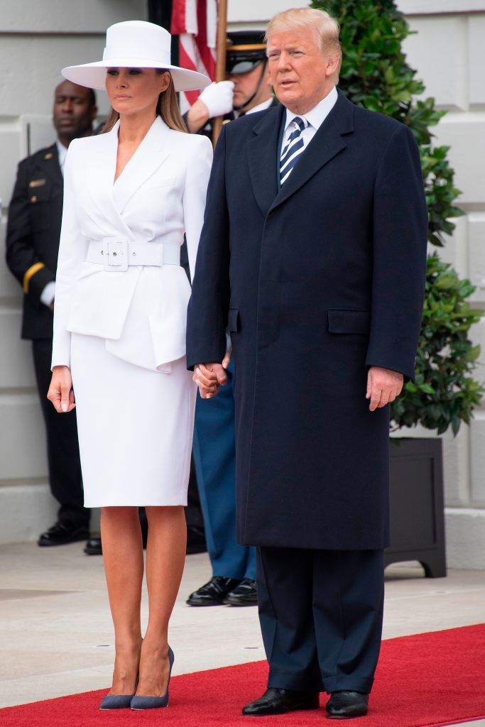 Tiếp đón phu nhân và tổng thống nước Pháp, bà Melania lựa chọn một bộ trang phục chất Parisian từ thương hiệu Michael Kors