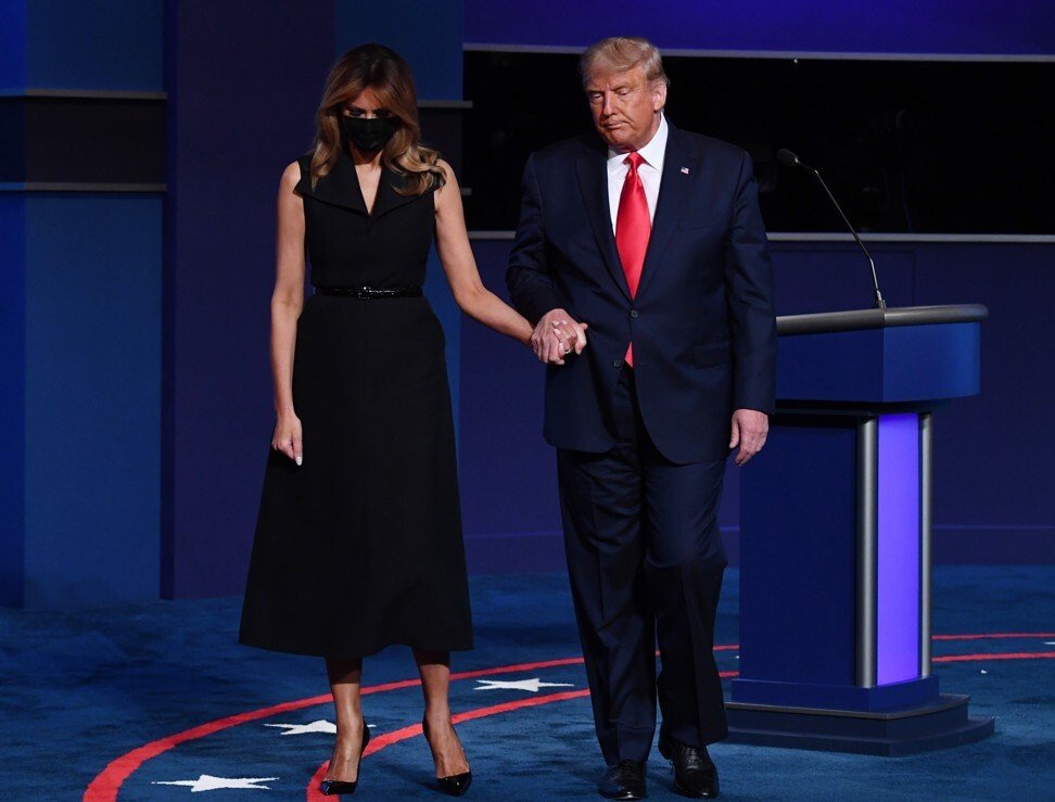 Trong buổi tranh luận đầu tiên, bà Melania Trump xuất hiện trong thiết kế đầm không tay của Christian Dior và hoàn thiện tổng thể với đôi giày Christian Louboutin So Kate