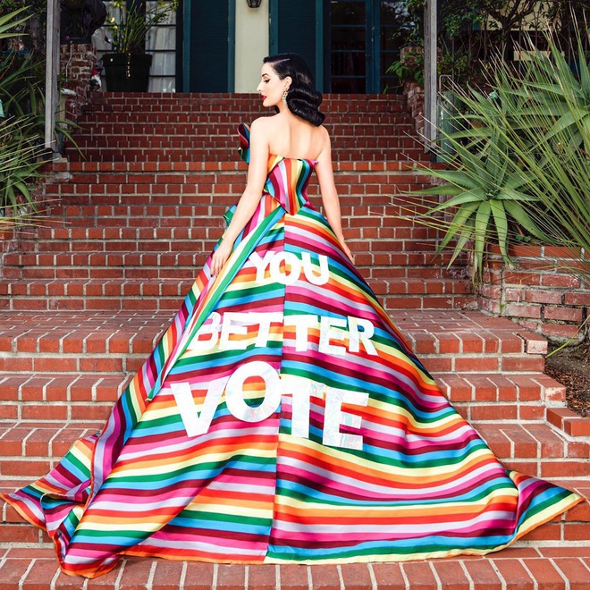Dita Von Teese diện chiếc váy rực rỡ mang thông điệp 'You Better Vote' - tốt nhất bạn nên bầu cử