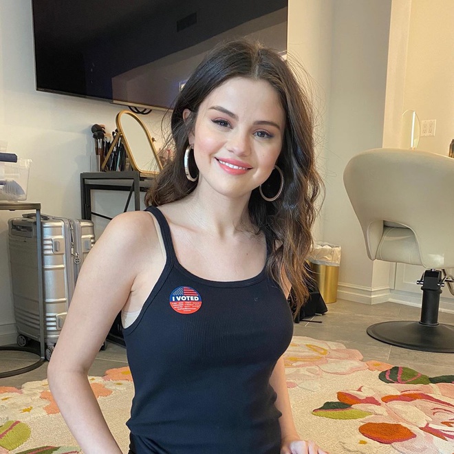 Selena Gomez mặc một bộ đồ đơn giản, cô đeo huy hiệu bầu cử để thể hiện trách nhiệm công dân