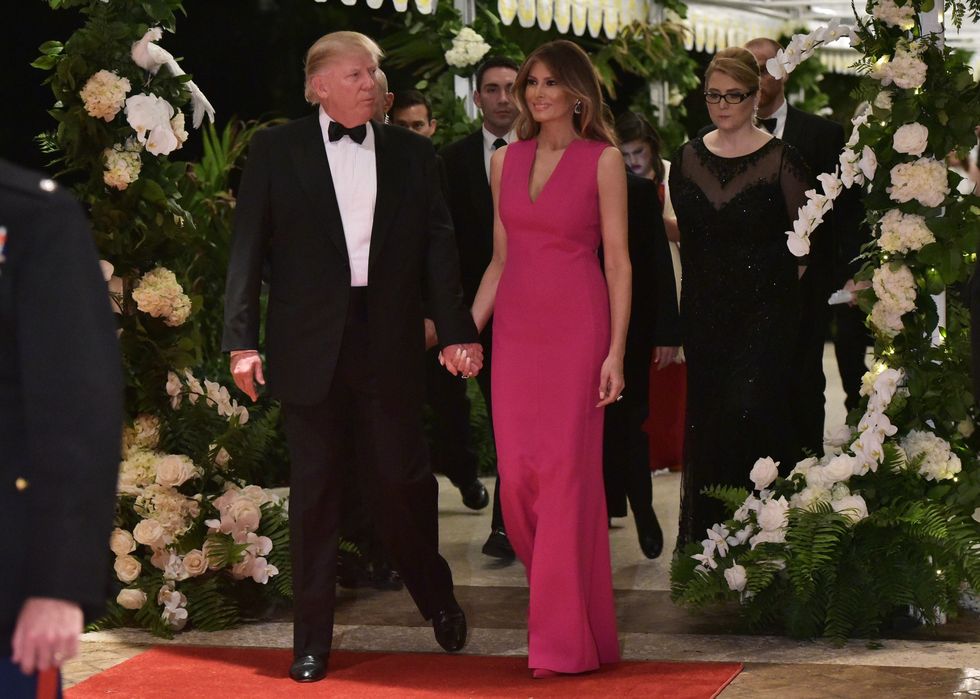 Đệ nhất phu nhân xuất hiện trong chiếc váy hồng từ nhà mốt Dior trong buổi lễ ngoại giao Red Cross Ball