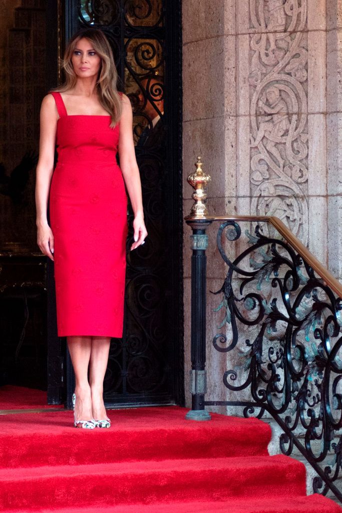 Trong buổi gặp mặt chính thức giữa đại diện của 2 cường quốc thế giới Mỹ và Trung Quốc, bà Melania lựa chọn một chiếc đấm đỏ của Valentino có giá khoảng 5.500 USD. Bà Trump lựa chọn màu đỏ vì đây là sắc màu may mắn của Trung Quốc