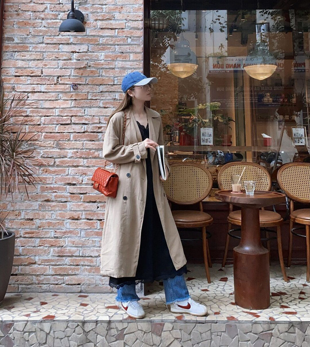 Yến Nhi thì có một set đồ mang phong cách Hàn Quốc khi kết hợp trench coat với váy ren cùng quần jeans