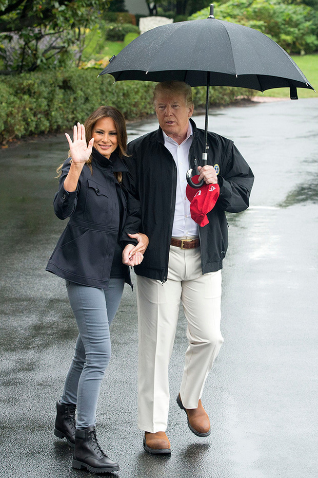 Từng bị chỉ trích nặng nề về việc đi giày cao gót đến vùng bị bão, bà Trump đã rút kinh nghiệm và diện một đôi boots Timberland. Đôi giày này cũng có giá khoảng 3 triệu đồng