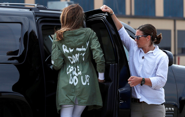 Mặc một chiếc áo khoác có thông điệp:'Tôi không quan tâm, còn bạn?' của Zara đến thăm một khu nhập cư, bà Trump bị chỉ trích khá nặng nề