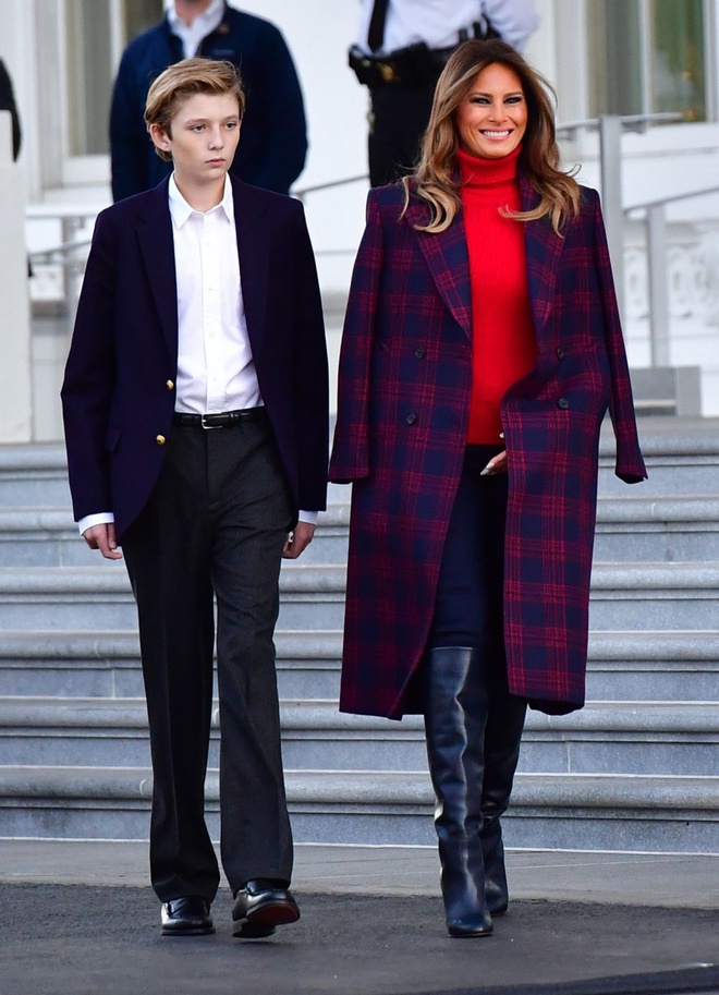 Trong buổi Giáng Sinh đầu tiên của cậu tại Nhà Trắng, thay vì chọn những màu sắc tuơi vui, Barron lại chọn cho mình một bộ suit đen trắng cơ bản. Đặc biệt, kiểu quần Tây ống tiêu chuẩn của cậu có thể xem là khá khác biệt.