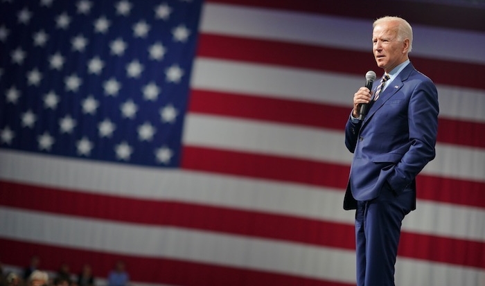 Mặc suit đẹp như ông Joe Biden 