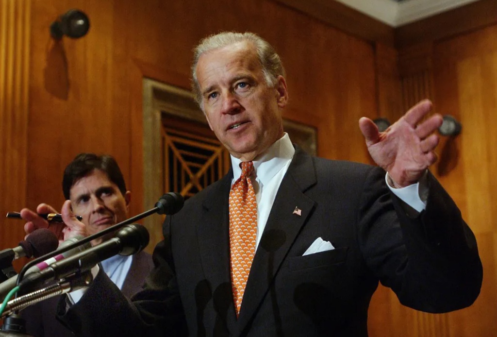 Trong một buổi xuất hiện trước công chúng vào năm 2003, ông Biden chọn một chiếc cà vạt màu cam đất nổi bật. Trang phục của ông thường có thêm điểm nhấn ở phần túi áo hoặc một chiếc pin cài áo nhỏ